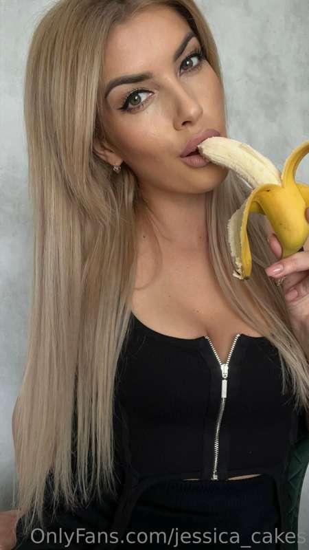 Can i play with banana in my mouth for you?🍌😚