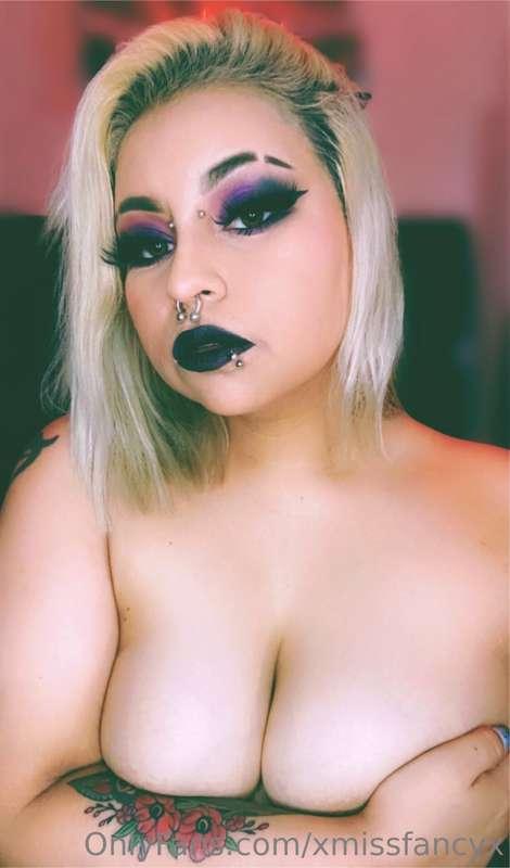 Wish it was your hands touching my boobs 😘