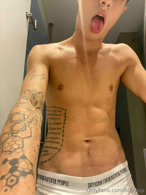 Just wondering 💭 who wants to see his face and 🍆? Swipe righ..