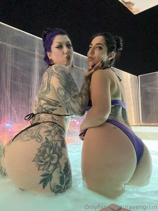 Girls night in Vegas 😈 @cher.xo 🖤