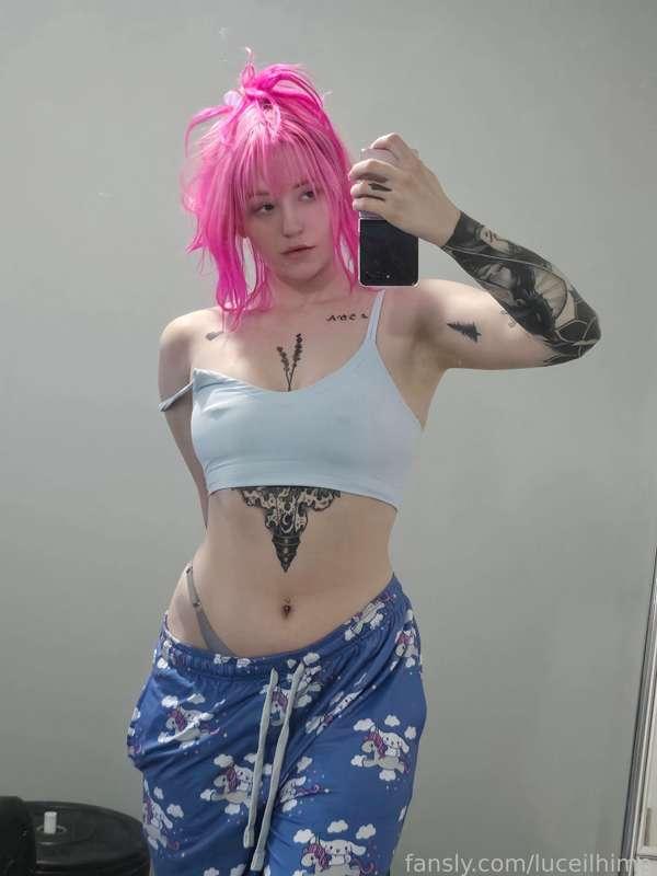 Hey 👋 
I woke up late and worked out in my PJs My pillow did my hair 💕 hehe 

#fyp #cute #messy #nomakeup #alt #tattoos