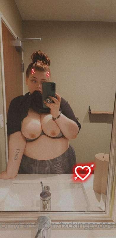 Here's a free titty pic for Titty Tuesday! 💖