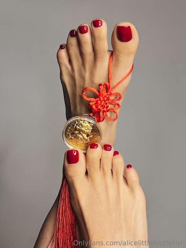 The symbol of the year 🐉
I hope the dragon and my feet will ..