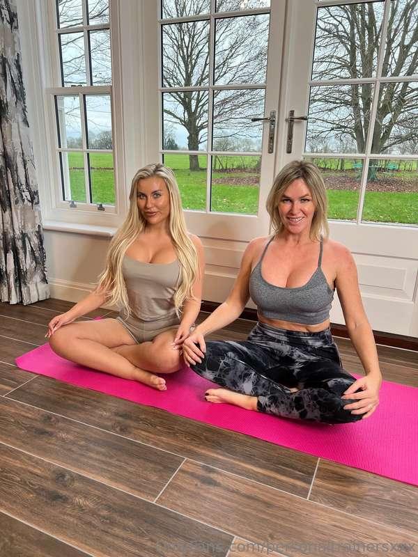 Relaxing before we went into the office today @officebabes 🧘..