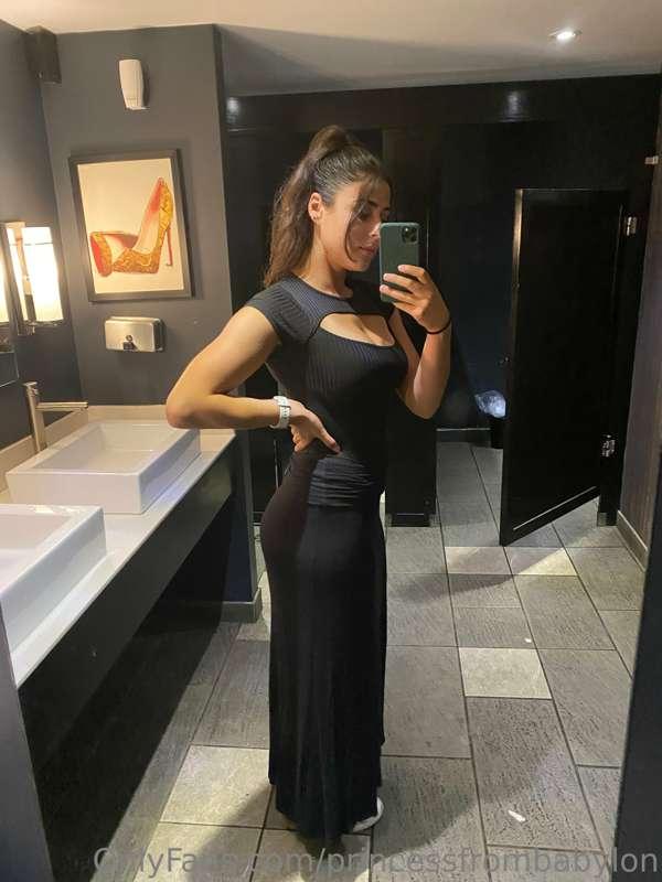 Mirror selfie or selfies?
