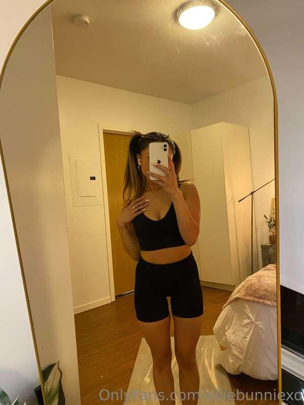 How does my petite body look underneath this workout set? 😜💪