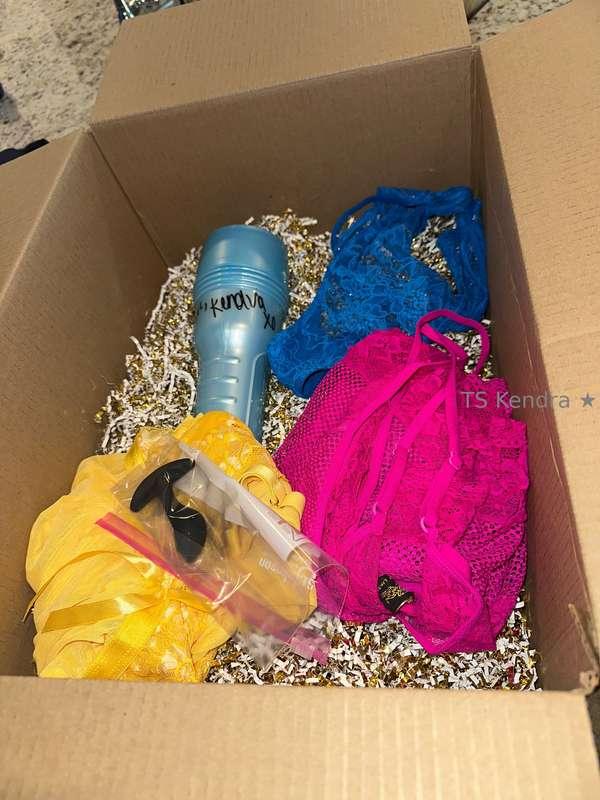 Who wants a care package from mama? 💌🎁 I’m now offering pant..