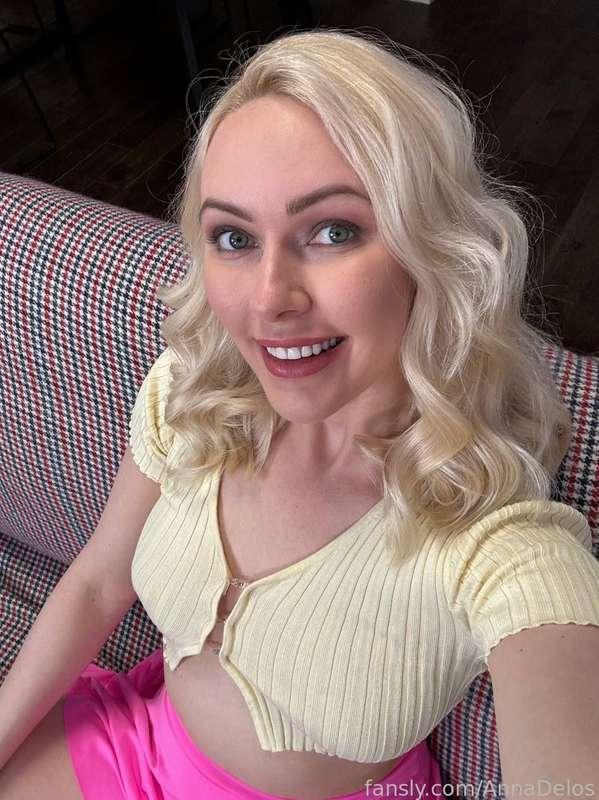 Are you into busty cuties like me? 😉



#blondie #shorthair #prettygirl #couch #selfie #fyp 