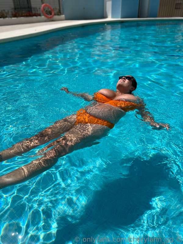 Just chillin in the pool while thinking of your cock. 🍆💦🙈