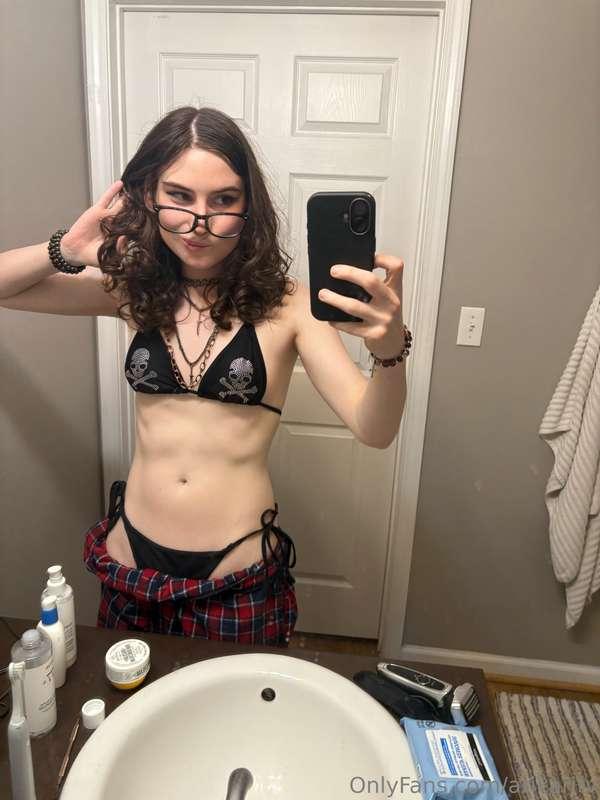 Got catcalled at the pool 😵‍💫✨🖤
