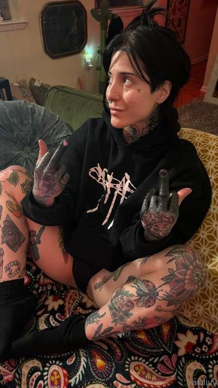 hi y’all! i got my fingers tattooed again (very heavily) yes..