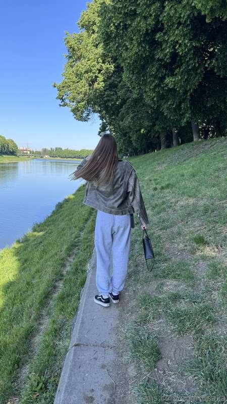 Take a walk while enjoying the warm rays of spring sunshine🤤..