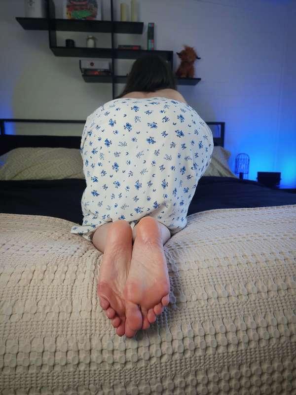 "Anal & Foot Worship Practice with Stepmommy" photo set-What..