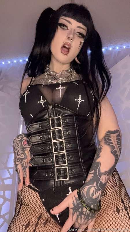 emmamaybyte image #2