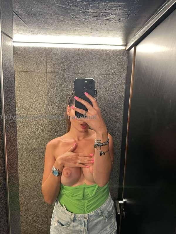I bagni pubblici… 🥵 ci starebbe un video squirt nel bagno di..
