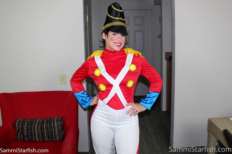 I'll bet most of you haven't ever seen this cosplay before! ..
