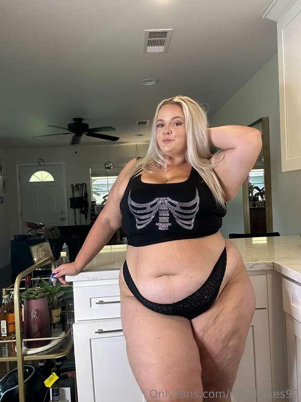 It’s almost spooky season wanna cuddle with my soft body?