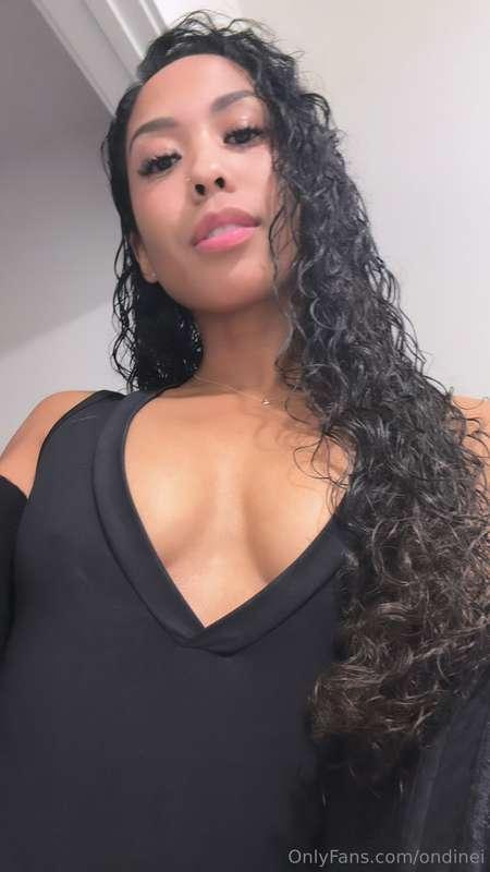 Less is more, especially with this neckline 😝