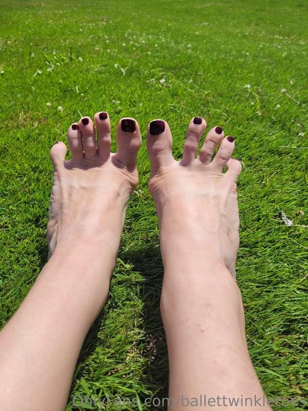 Soaking up the first few days of Summer! 🌞👣