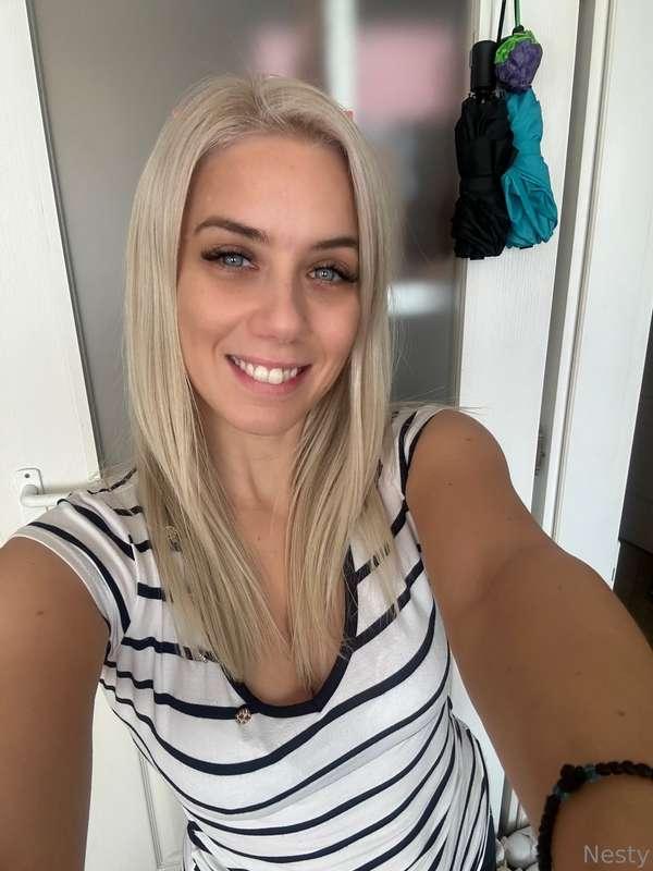 How are you guys?😘Who's looking forward to the weekend?🥰