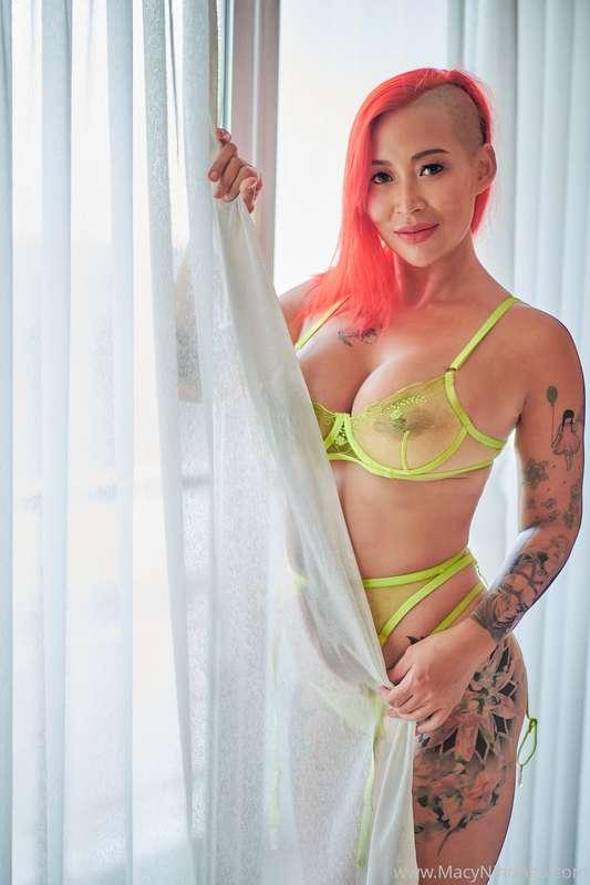 Do you prefer me in this lingerie or without it?😈😈😈
