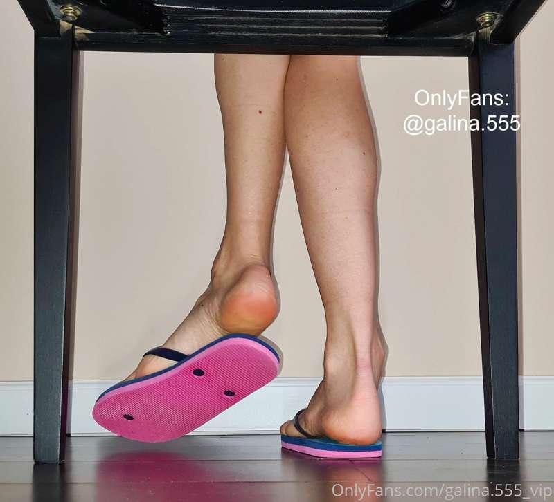 Picture time! White toes, pink & blue flip-flop play. Camera..