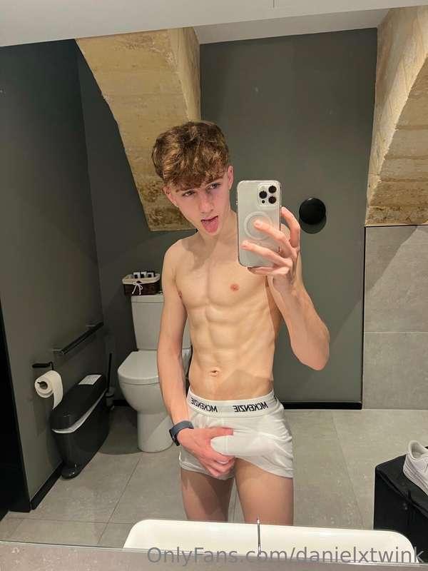 Wanna suck me off at the toilet?💦
