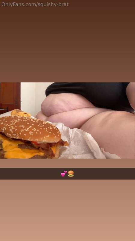 Fat girl dinner while unpacking 😚💕🍔
