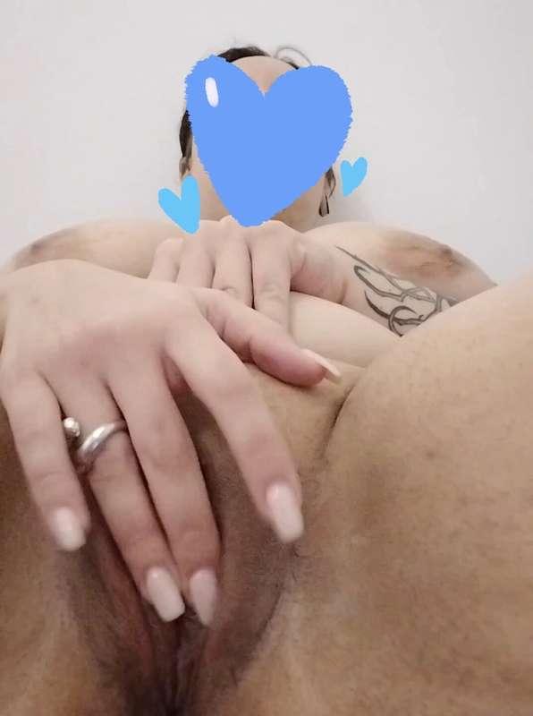 Mi stuzzico i capezzoli guardando un porno finché non vengo ..