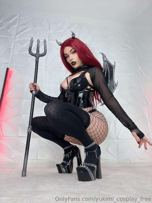 May I step on u 😏🔞 in 24h my sexting event begins on my VIP ..