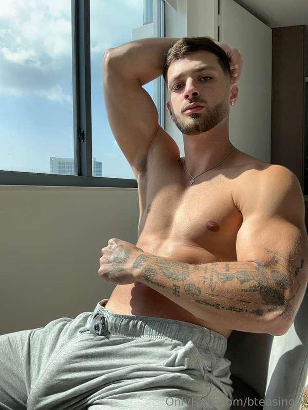 Wanna see daddy take his clothes off😏