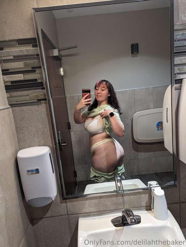 Never thought the Hy-Vee bathroom would have sick ass lighti..