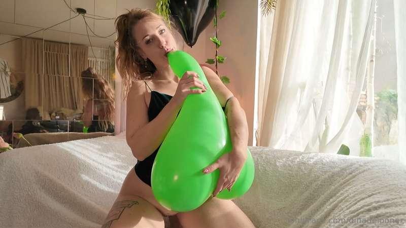 Door 08:Wearing a tight Dress, putting in a Plug and Masturb..