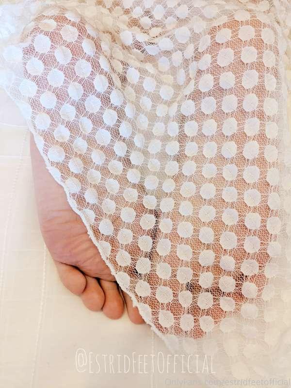 Revealing and scrunching my soft, pink soles ☺️ Photo series..