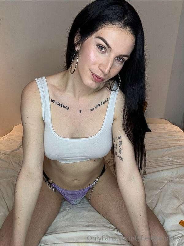 Are you staring at me or my caption? 😉😈