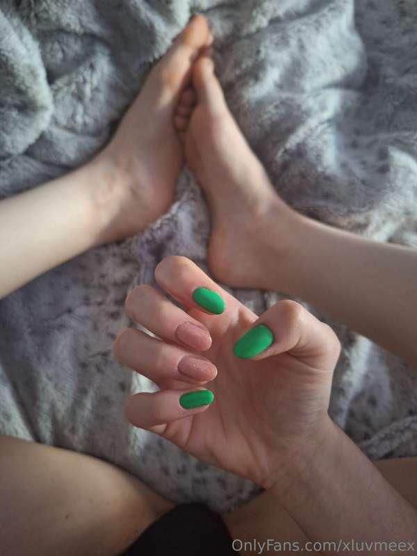 I just wanted to show you my new nails! 💚 I'd like to stick ..