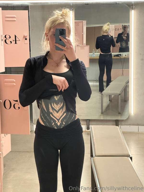 Just a mirror shot… but you’re already obsessed 💦