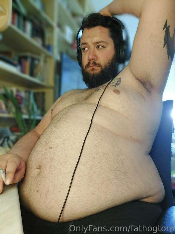 Obese sweaty gamer hog🐖🐖🐖