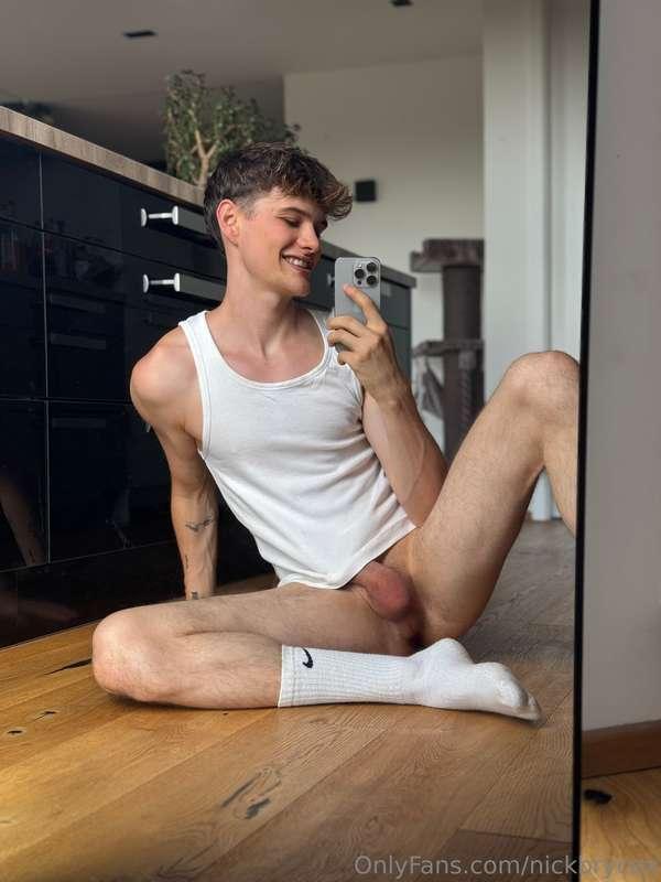 Can you see my dick and balls🥵🫣