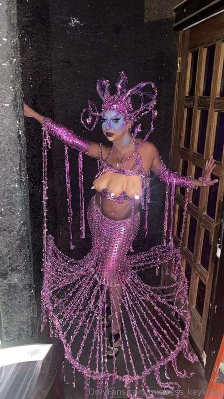 Who wants to get on their knees and service Mommy... 👽🧜🏼‍♀️