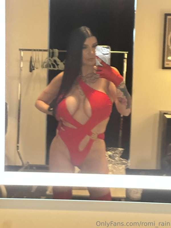 Whats your favorite color on me? 😏