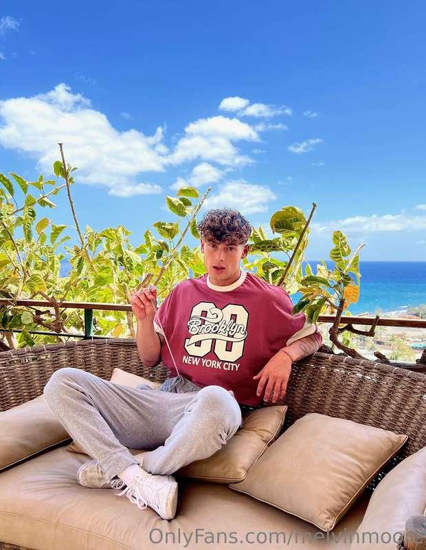 Swipe to pull my joggers down ➡️🫦