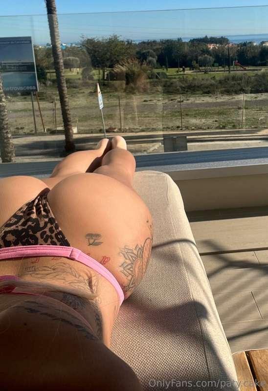 Tanning the buns ☀️🥯