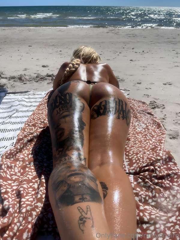 All oiled up with no place to go 🥵🍑