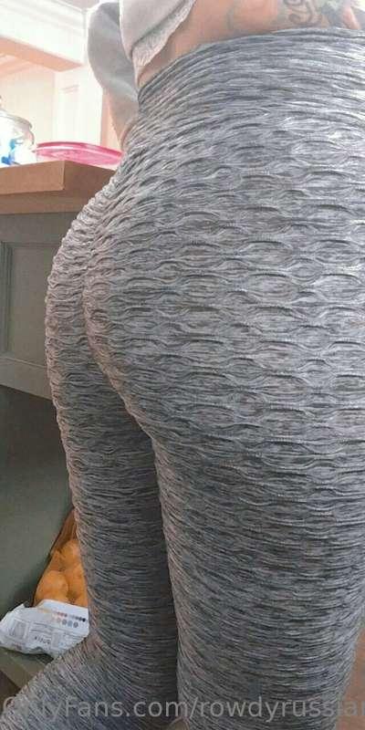 Do you like how my ass looks in these pants or what? 😘