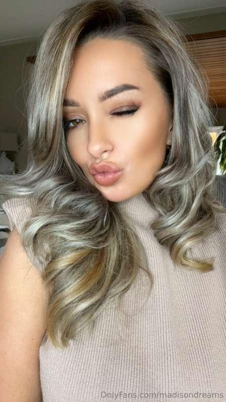Blowing morning kisses for you 😘😘😘