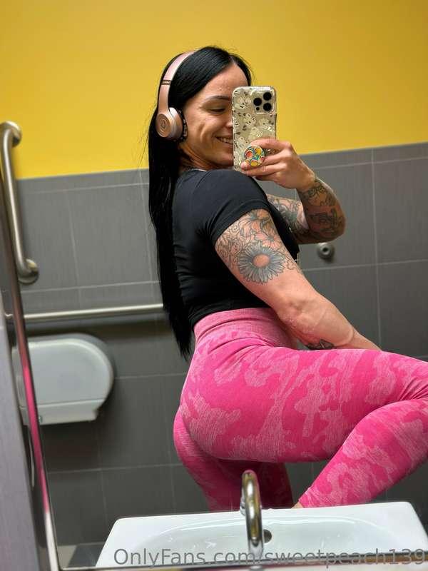 I just want a jacked man to bend me over. Rip my leggings an..