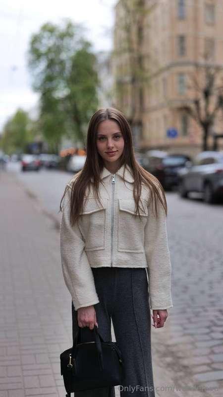 Evening city walk? Absolutely 🌆✨