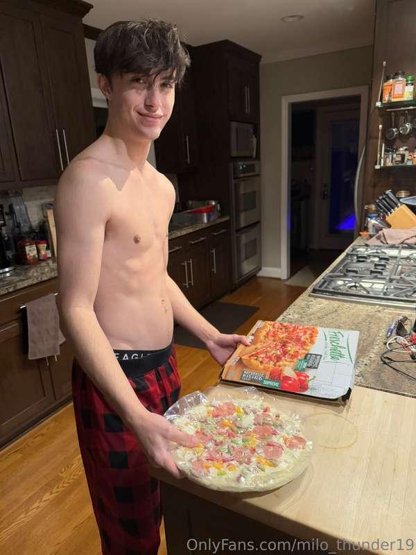 Who wants to eat pizza with me?