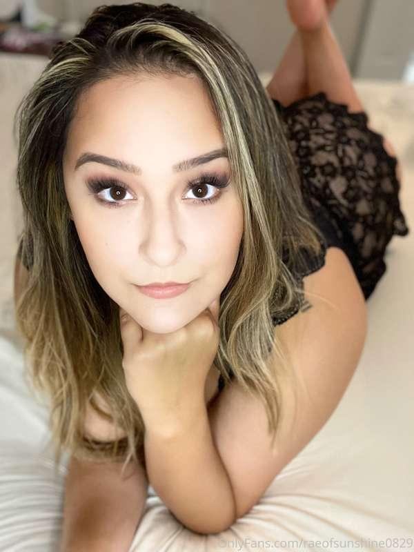 How’s your Sunday going? 🖤
